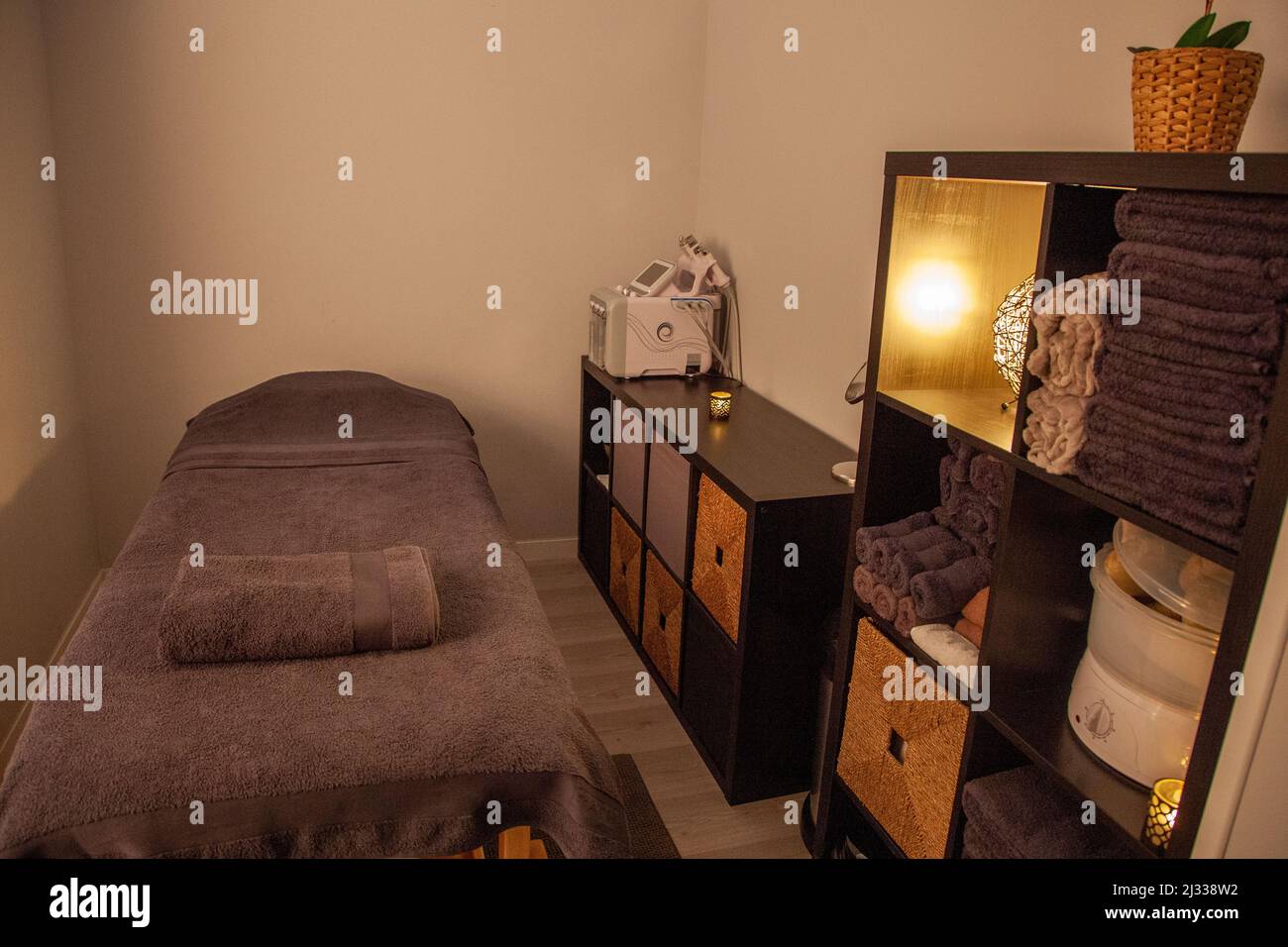 Massage room with zen atmosphere Stock Photo Alamy