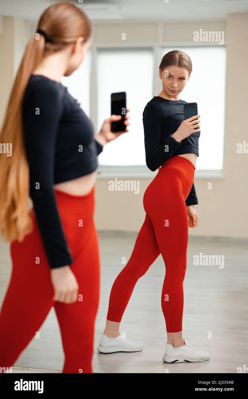 Gym selfie in mirror hires stock photography and images Alamy