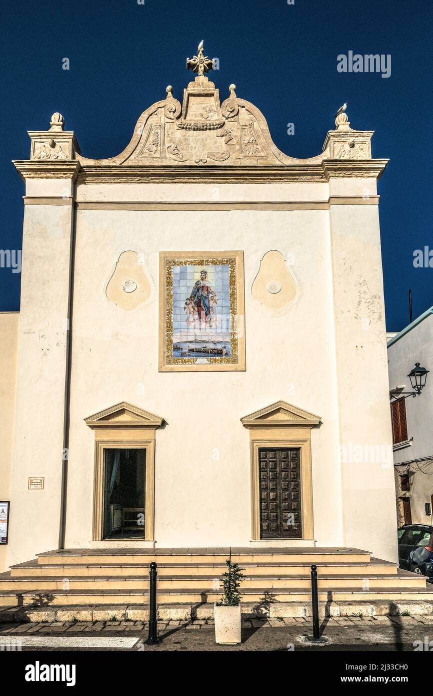 Puglia. Gallipoli. Oratorio Confraternale Santa Maria degli Angeli. Facciata con pannello maiolicato raffigurante la Madonna Assunta in cielo. Church Stock Photo