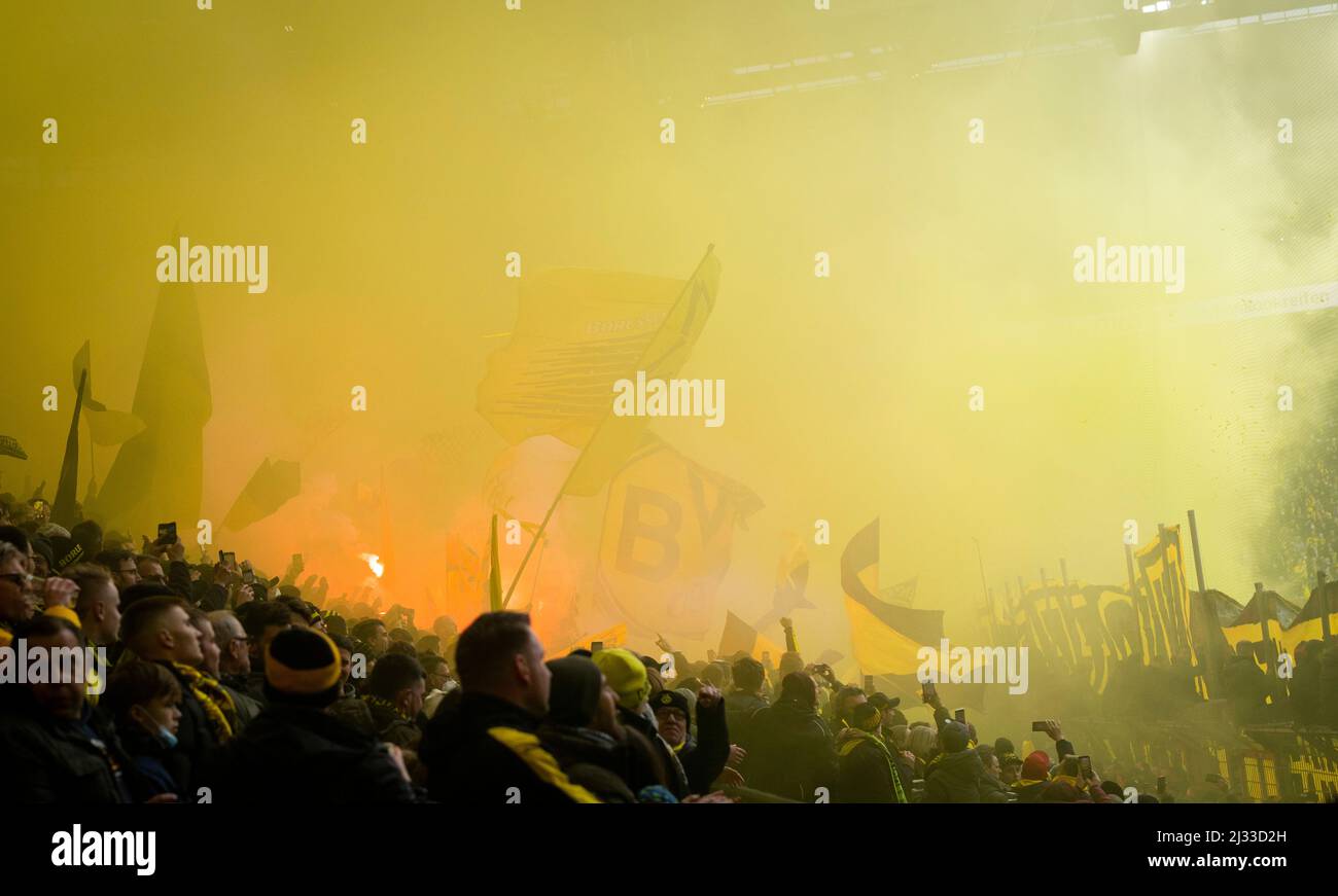 BVB Fans im gelben Nebel Borussia Dortmund - RB Leipzig 02.04.2022, Fussball; Saison 2021/22  Foto: Moritz Müller  Copyright (nur für journalistische Stock Photo
