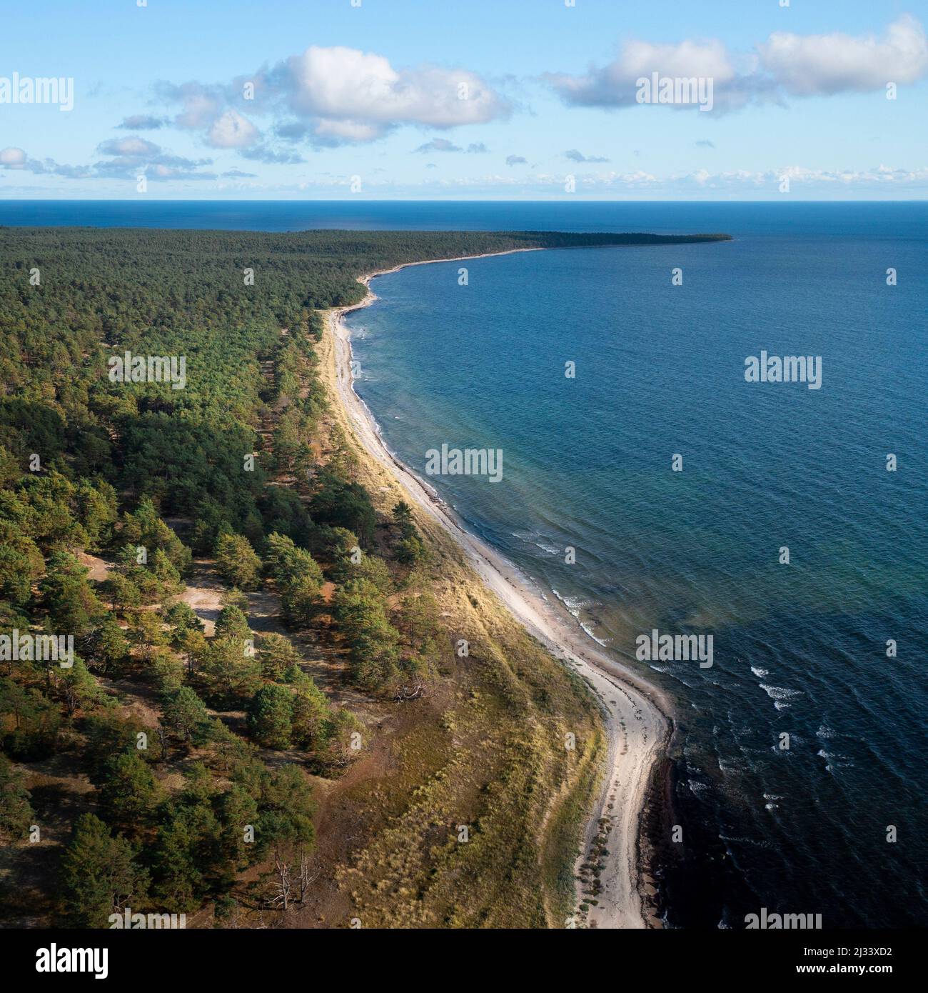 Küstenpanorama am Lyckesand Strand auf der Insel Öland im Osten von Schweden von oben bei Sonne Stock Photo