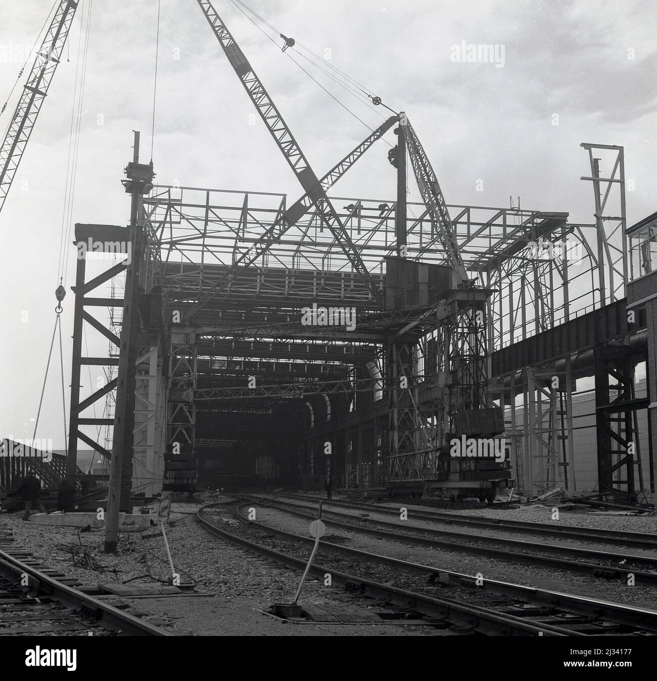 1950s, historical, large cranes and a giant gantry covering the railway tracks at the Abbey Works steel plant, Port Talbot, Wales, UK. Gantries are used in large industrial places for loading heavy bulk materials. Stock Photo