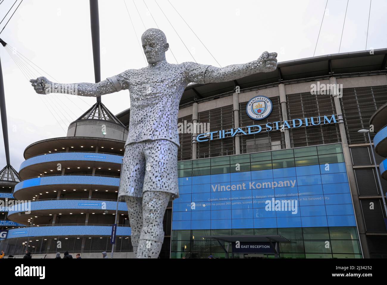 The Vincent Kompany statue outside the Etihad Stadium Stock Photo Alamy