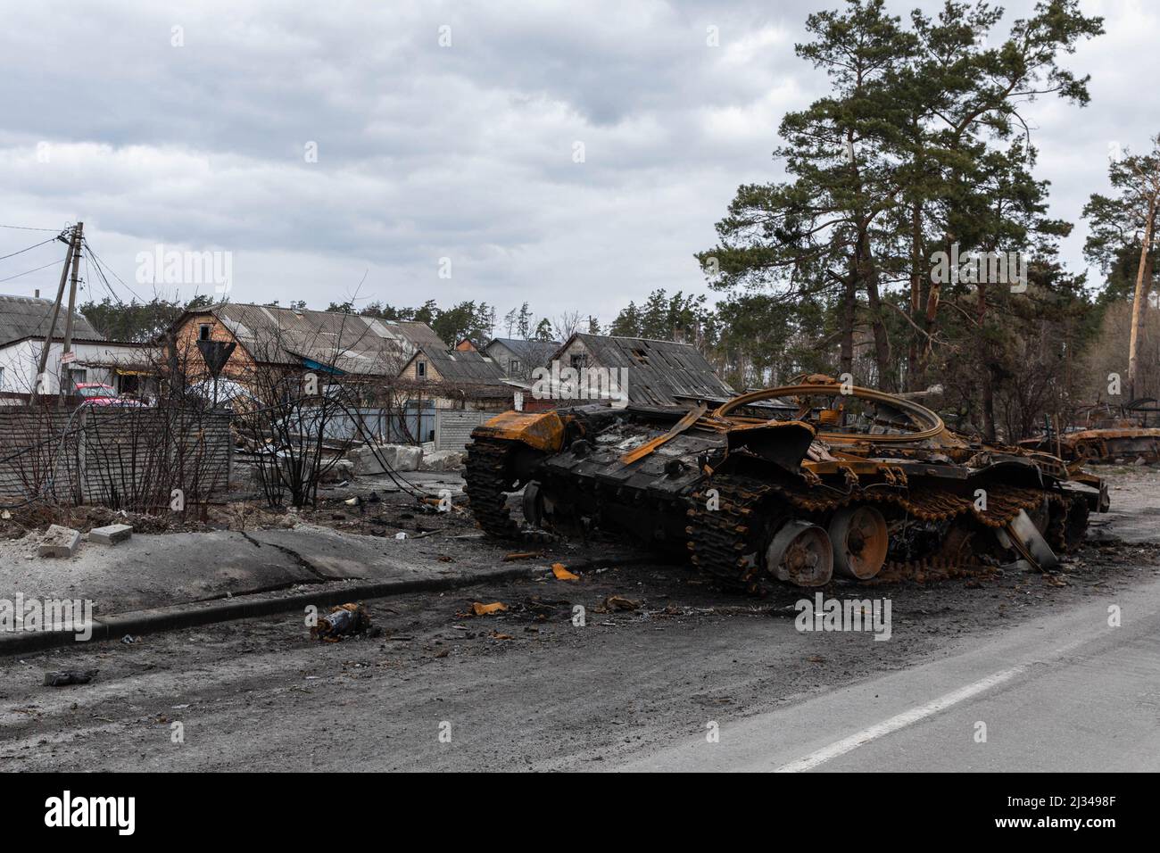 Dmytrivka, Ukraine. 04th Apr, 2022. Destroyed Russian tank seen in the village of Dmytrivka, Zhytomyr region. Following the Ukrainian force's counter-attacks and retreating Russian forces, Iprin and Bucha and the surrounding cities and villages of Kyiv Oblast have been retaken by the Ukrainian forces. Credit: SOPA Images Limited/Alamy Live News Stock Photo