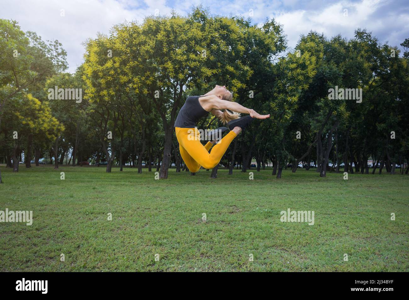 Woman fit healthy outside jump hi-res stock photography and images - Alamy