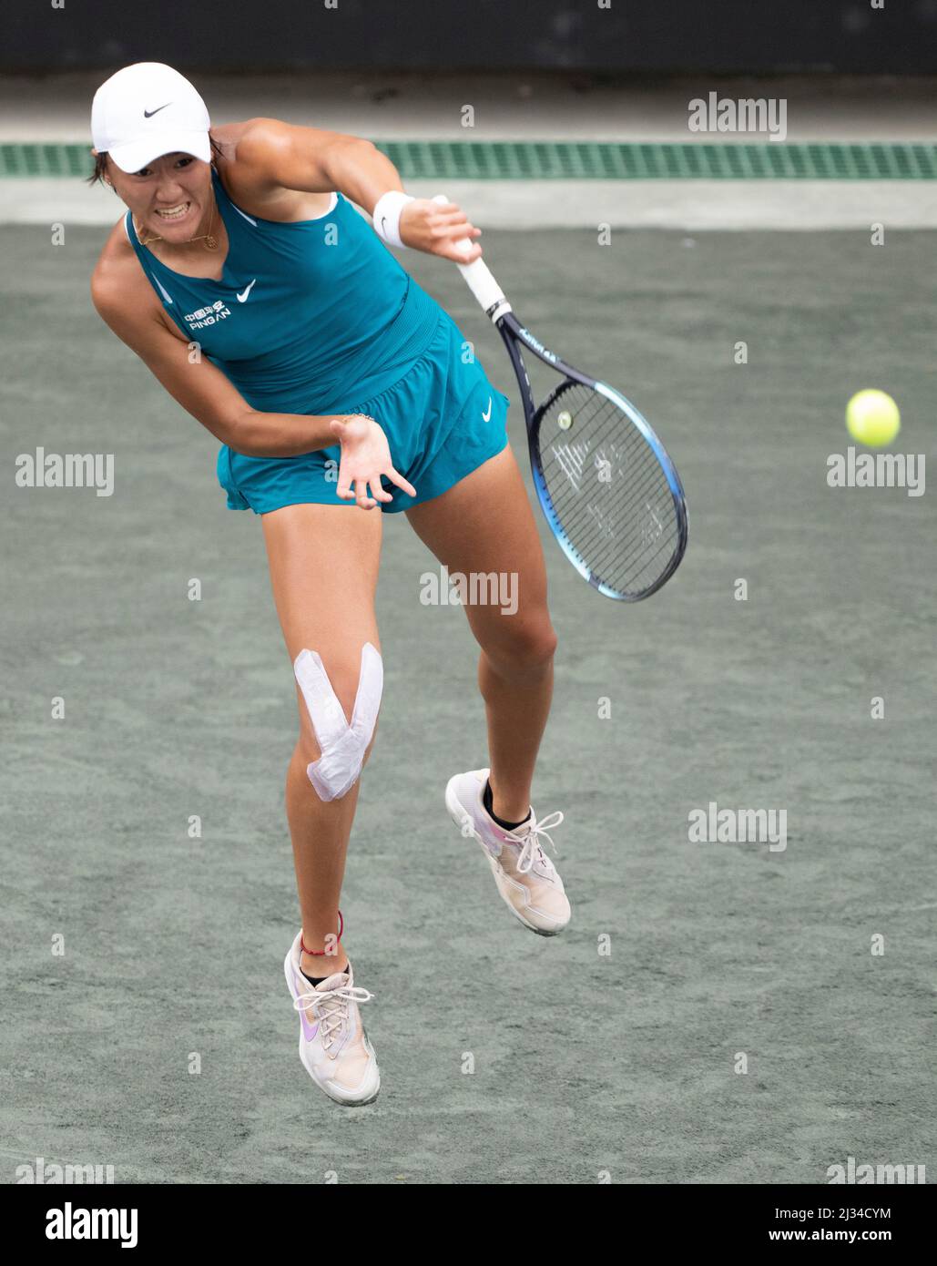 Charleston, South Carolina, April 5, 2022: Xinyu Wang (CHN) loses to Belinda Bencic (SUI), 4-6, 7-6, 6-3 at the CreditOne Charleston Open being played at Family Circle Tennis Center in Charleston, South Carolina, {USA} © Leslie Billman/Tennisclix/CSM Stock Photo