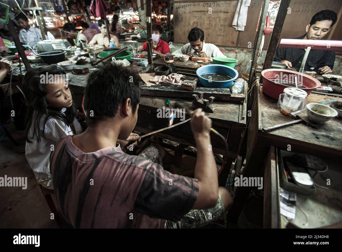 Chinese goldsmith hi-res stock photography and images - Alamy