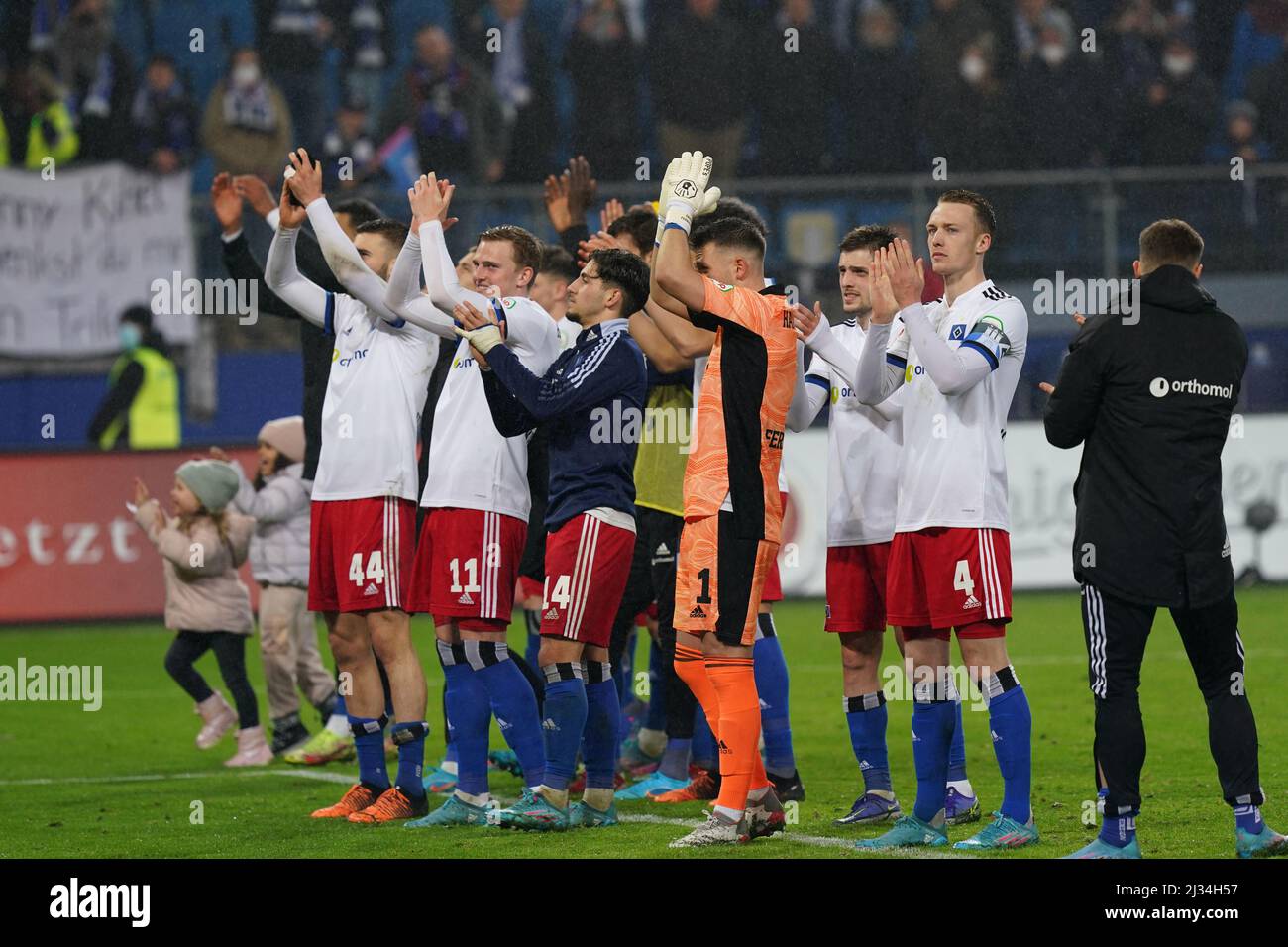 Hamburg, Germany. 05th Apr, 2022. Soccer: 2nd Bundesliga, Matchday 26, Hamburger SV - Erzgebirge Aue, at Volksparkstadion. Hamburg's players cheer their fans after the game. Credit: Marcus Brandt/dpa - IMPORTANT NOTE: In accordance with the requirements of the DFL Deutsche Fußball Liga and the DFB Deutscher Fußball-Bund, it is prohibited to use or have used photographs taken in the stadium and/or of the match in the form of sequence pictures and/or video-like photo series./dpa/Alamy Live News Stock Photo