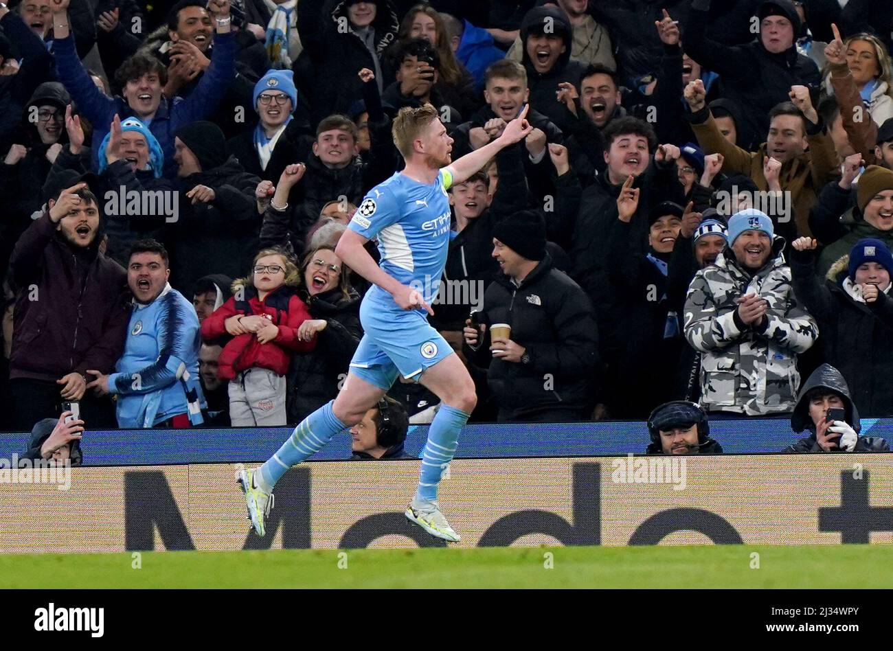 Manchester City's Kevin De Bruyne celebrates scoring their side's first