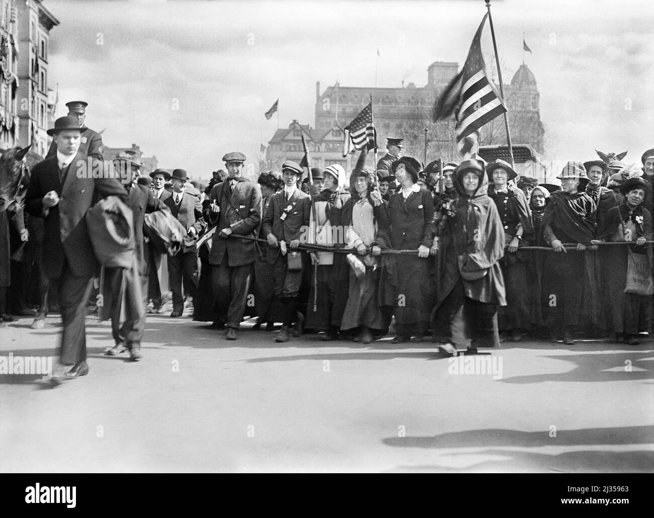 New York Suffragettes marching in Parade, Washington, D.C., USA, Harris & Ewing, 1913 Stock Photo