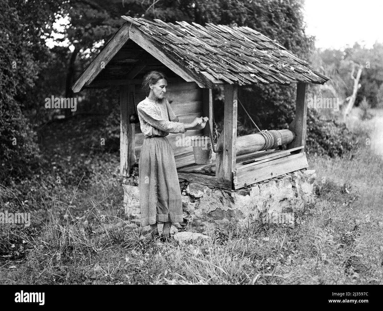 Miss Nettie Lloyd, Pellagra Victim, by Old Well House, Orange County, North Carolina, USA, Marion Post Wolcott, U.S. Office of War Information/U.S. Farm Security Administration, September 1939 Stock Photo