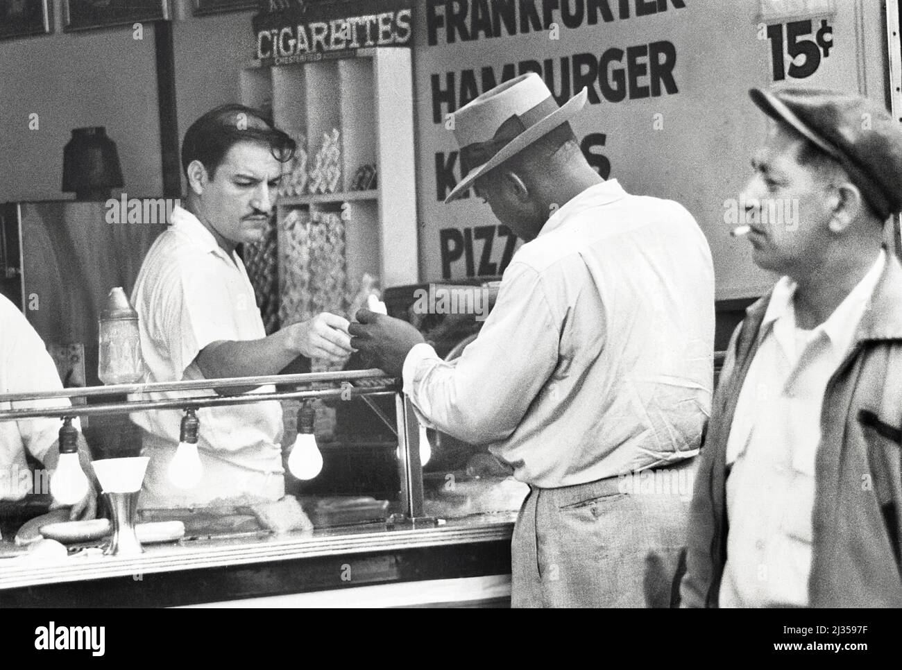 Fast Food Restaurant sidewalk Counter, New York City, New York, USA, Angelo Rizzuto, Anthony Angel Collection, August 1953 Stock Photo