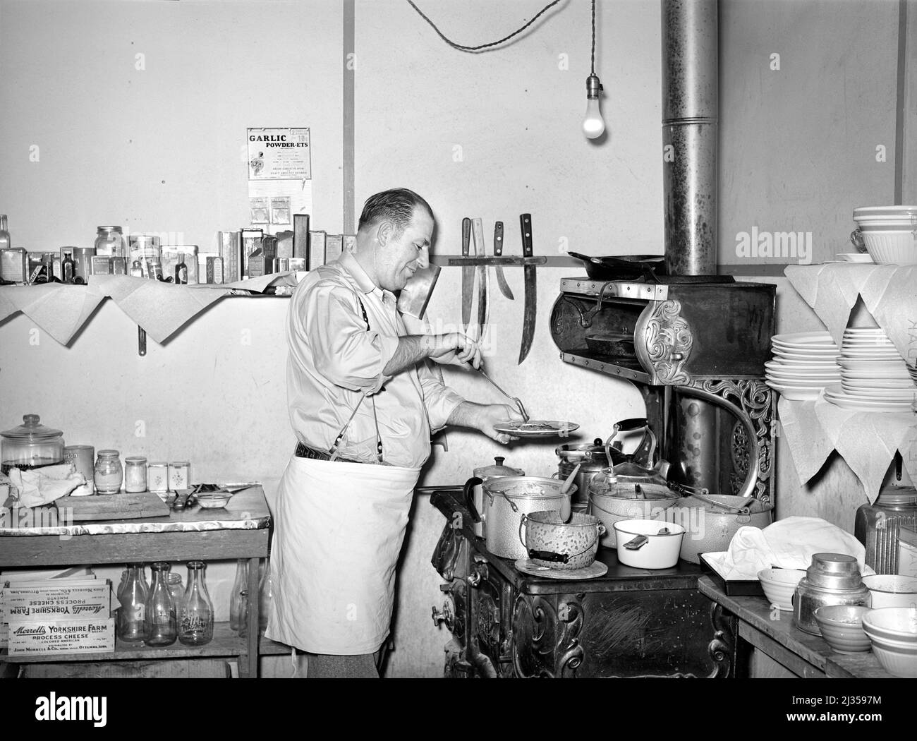 Restaurant cook. Mogollon, New Mexico, USA, Russell Lee, U.S. Office of War Information/U.S. Farm Security Administration, June 1940 Stock Photo