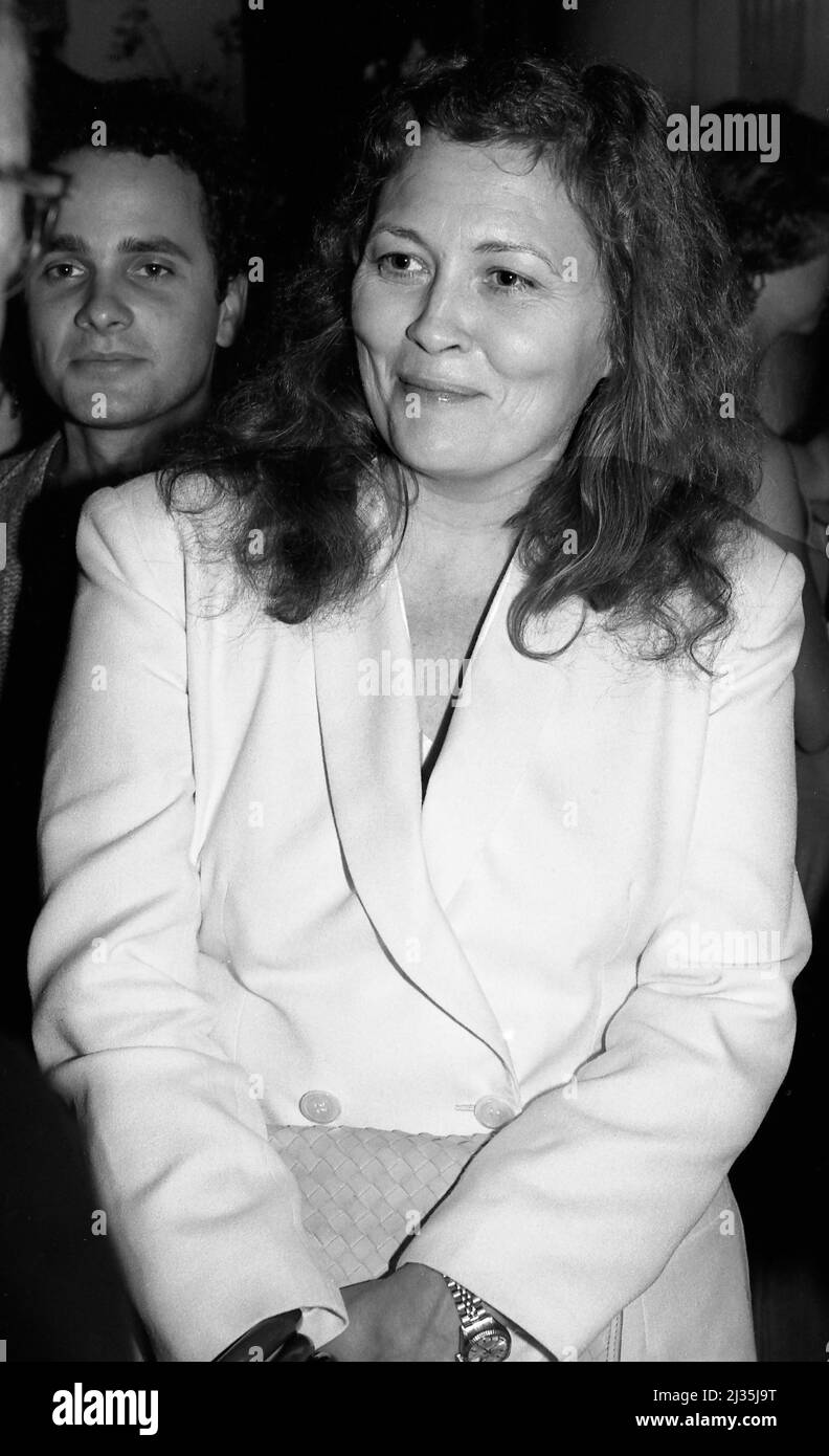 Faye Dunaway greets guests at the opening of her boutique Dunaway O'Neill in Santa Monica, CA, 1979 Stock Photo