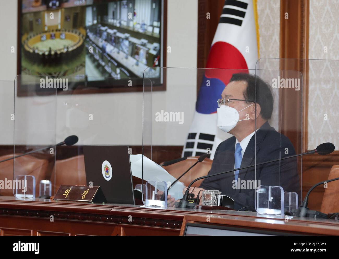 06th Apr, 2022. Fund for relocation of presidential office approved Prime Minister Kim Boo-kyum presides over an emergency Cabinet meeting at the government complex in Seoul on April 6, 2022, to pass a reserve fund worth 36 billion won (US$29.5 million) for the relocation of the presidential office. The move is being pushed by President-elect Yoon Suk-yeol. Credit: Yonhap/Newcom/Alamy Live News Stock Photo