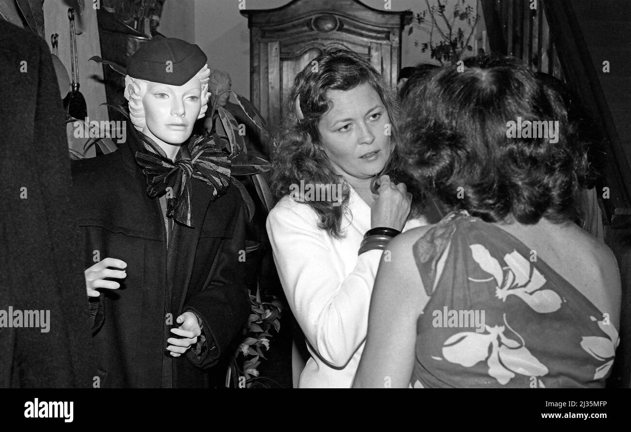 Faye Dunaway with mannequin greets guests at the opening of her boutique Dunaway O'Neill in Santa Monica, CA, 1979 Stock Photo