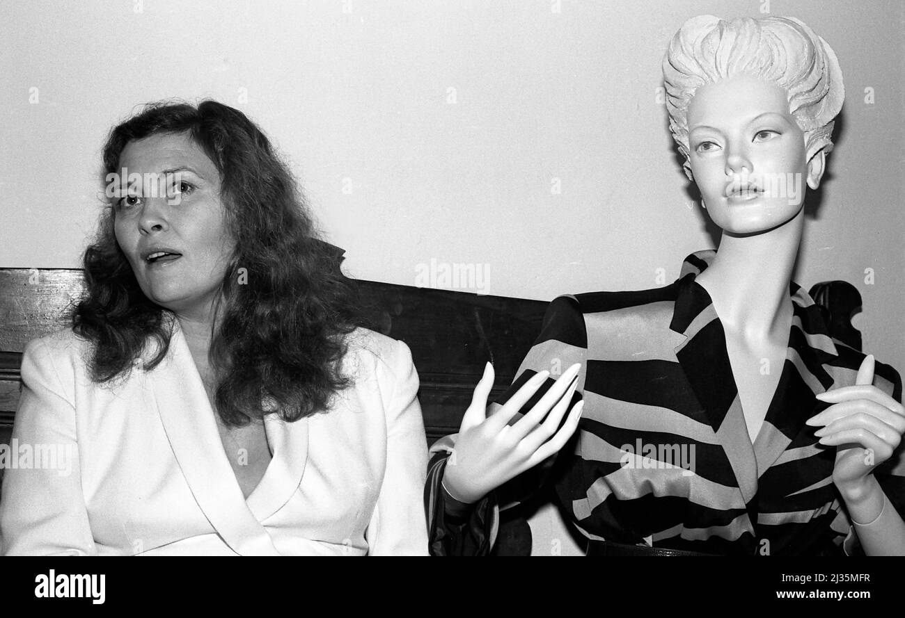 Faye Dunaway with mannequin at the opening of her boutique Dunaway O'Neill in Santa Monica, CA, 1979 Stock Photo