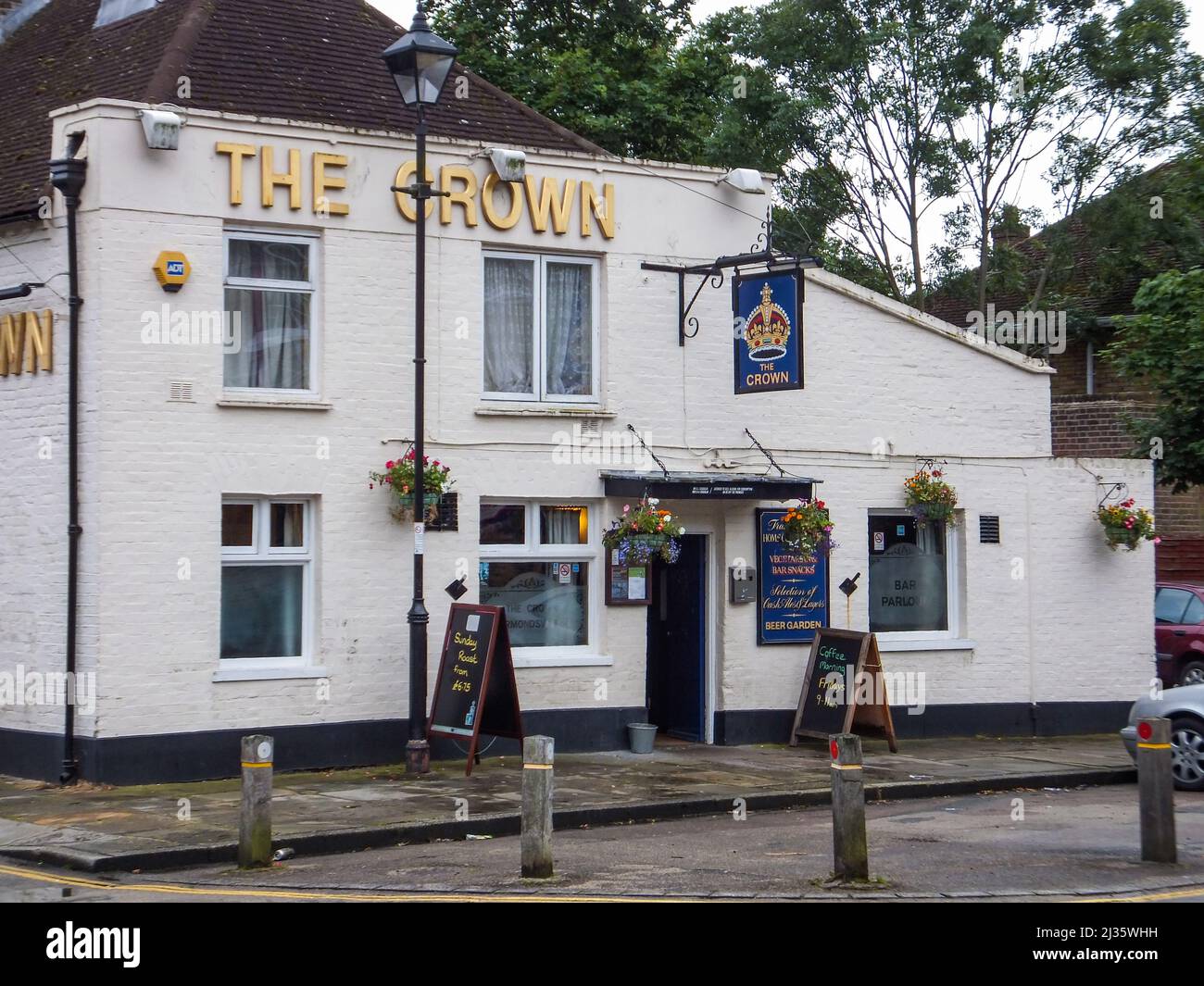 The Crown Pub in Harmondsworth, Hillingdon, Middlesex, London, England, UK. Stock Photo