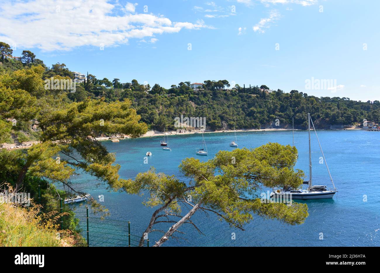 Boats at anchor at Anse Mejan Toulon Stock Photo - Alamy