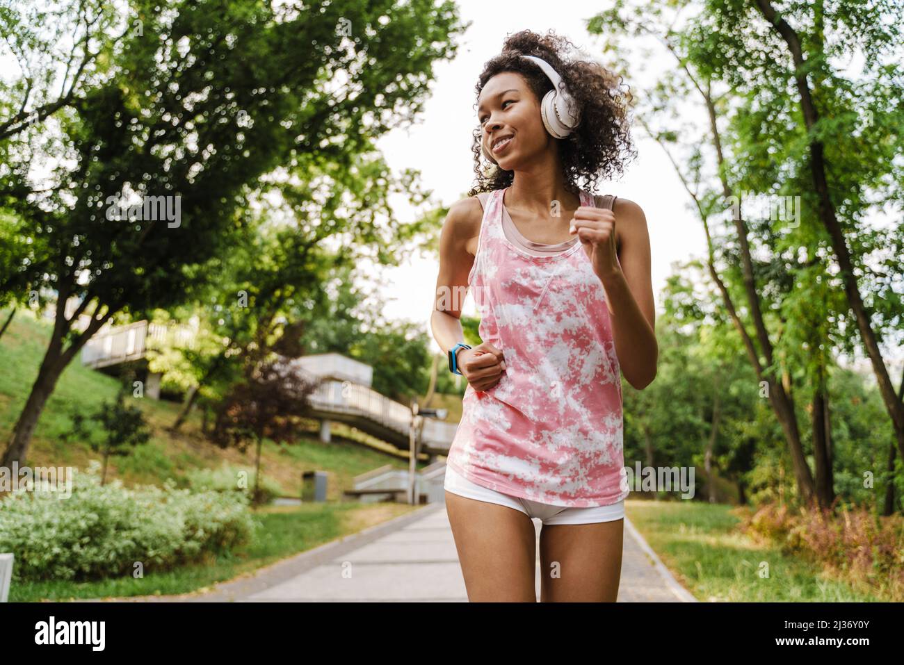 Black woman outdoors green hi-res stock photography and images - Alamy