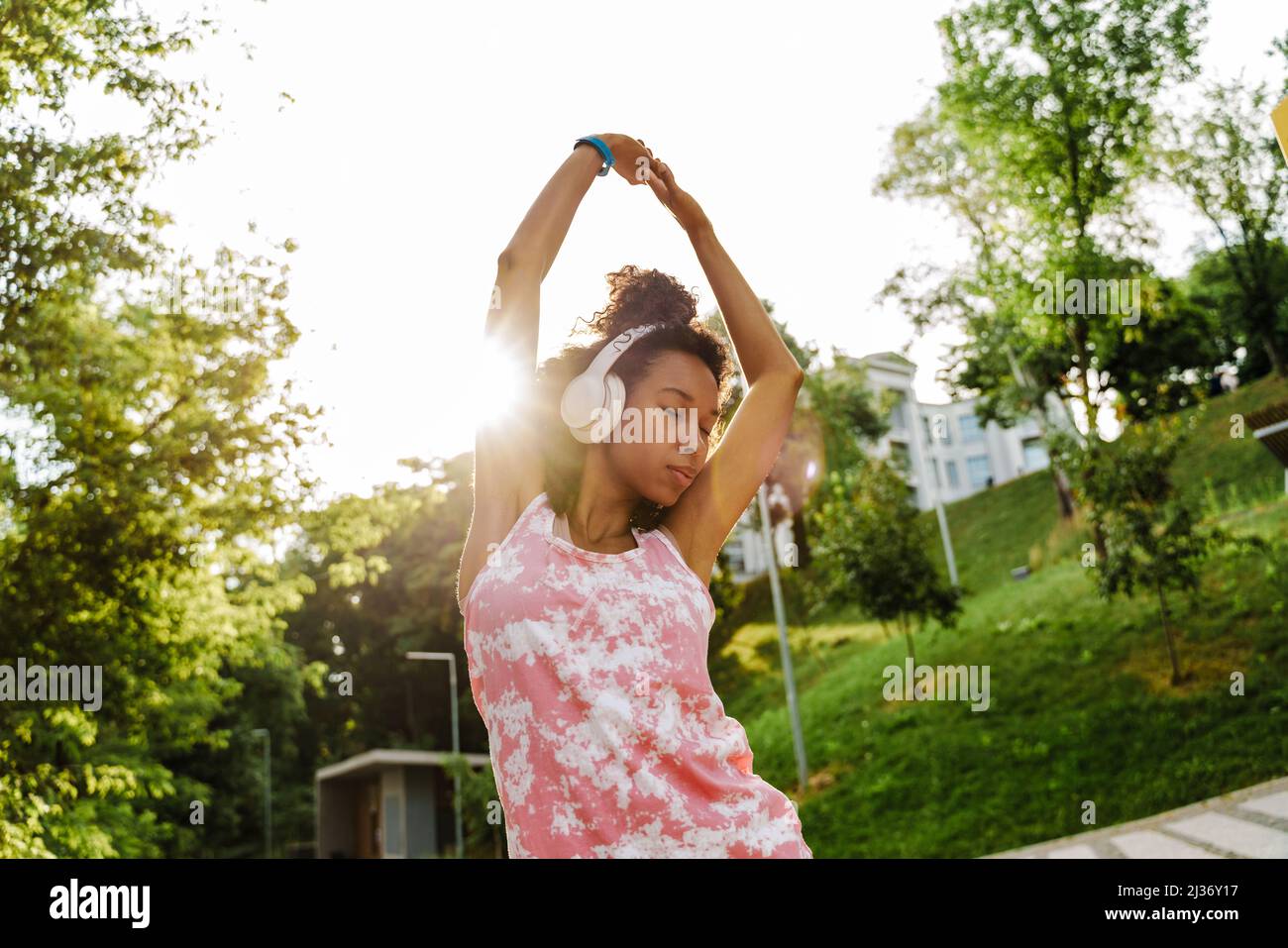 Black woman with headphones hi-res stock photography and images - Alamy