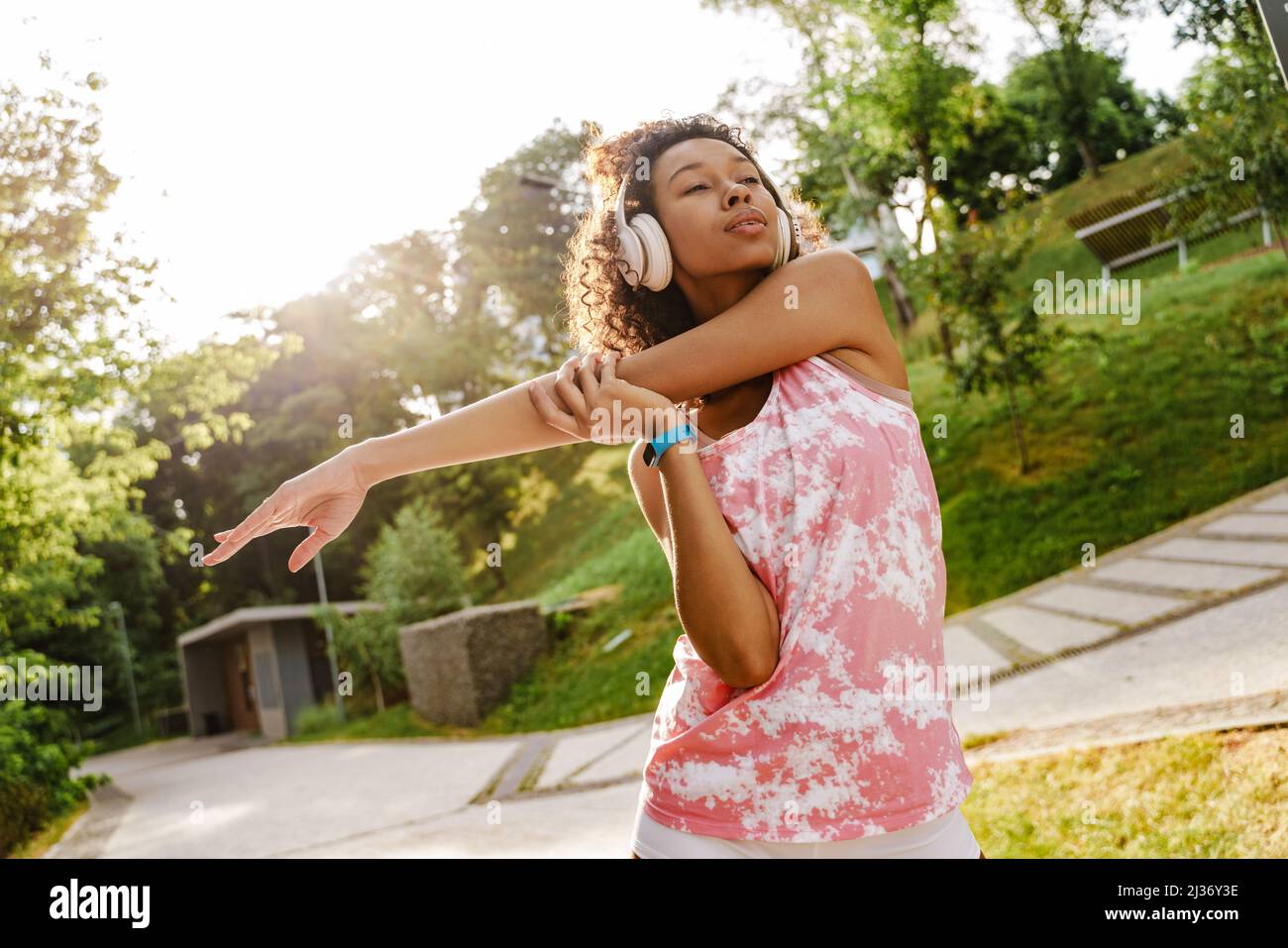 Black woman with headphones hi-res stock photography and images - Alamy