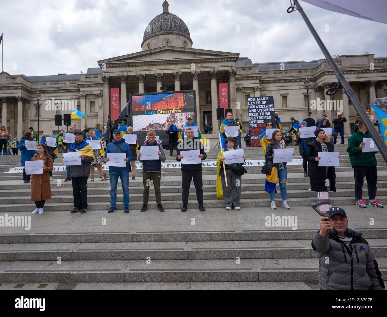 Line of demonstrators with I AM placards facing crowd with National Gallery behind Stock Photo