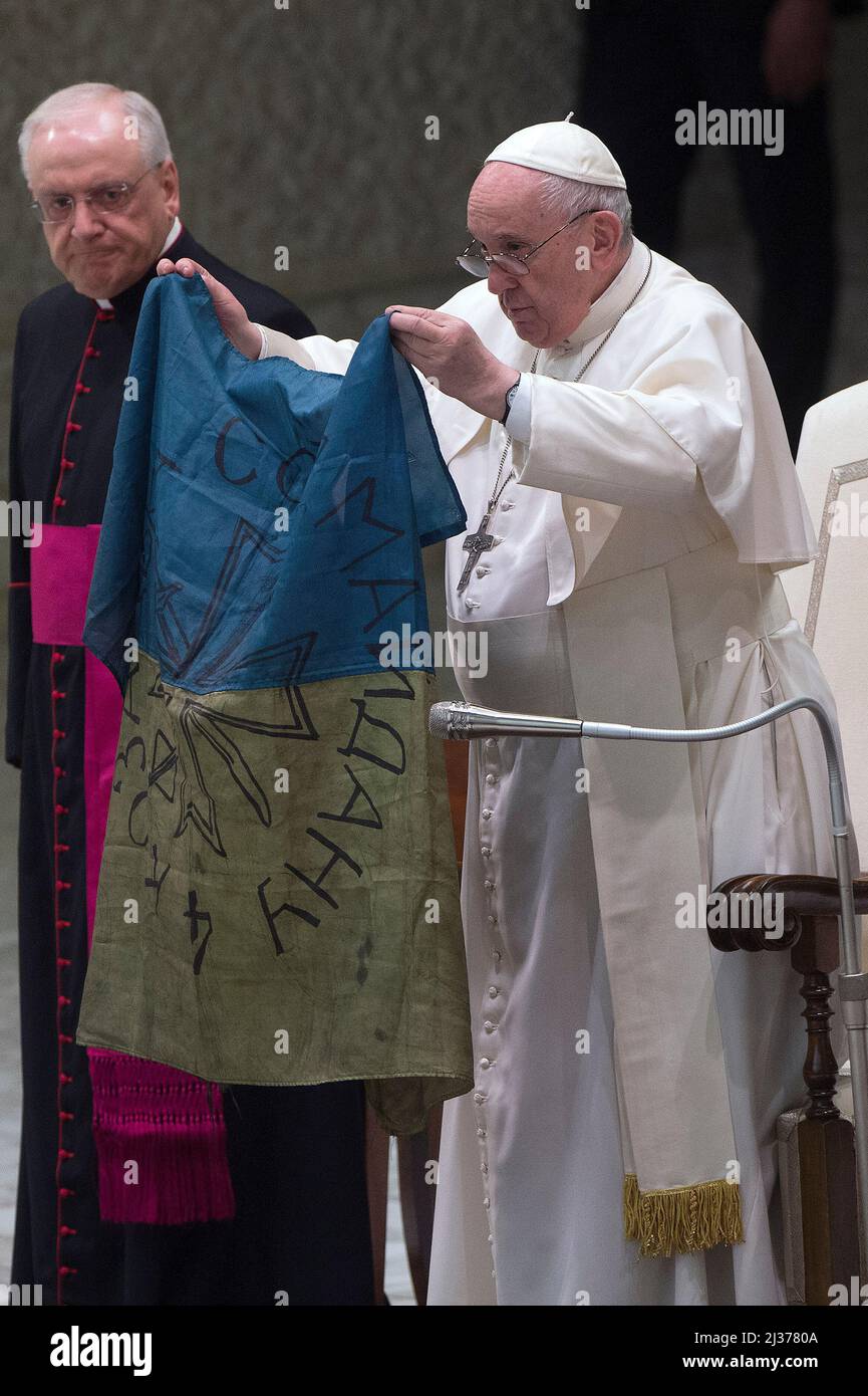 Vatican, Vatican. 06th Apr, 2022. Italy, Rome, Vatican, 2022/04/06.Pope Francis shows a flag that he said was sent to him from Bucha, Ukraine, during his weekly general audience in the Paul VI Hall, at the Vatican. Photograph by Alessia Giuliani/Catholic Press Photo RESTRICTED TO EDITORIAL USE - NO MARKETING - NO ADVERTISING CAMPAIGNS. Credit: Independent Photo Agency/Alamy Live News Stock Photo