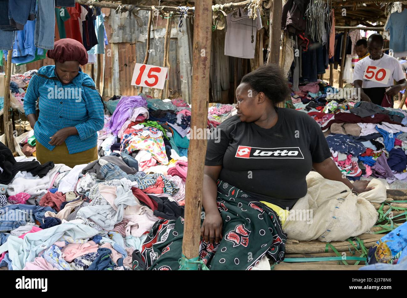 KENYA, Nairobi, Mathare Slum, sale of used textiles from Europe / KENIA, Nairobi, Stadtteil Mathare, Slum, Altkleider Verkauf, gebrauchte Textilien aus Europa Stock Photo