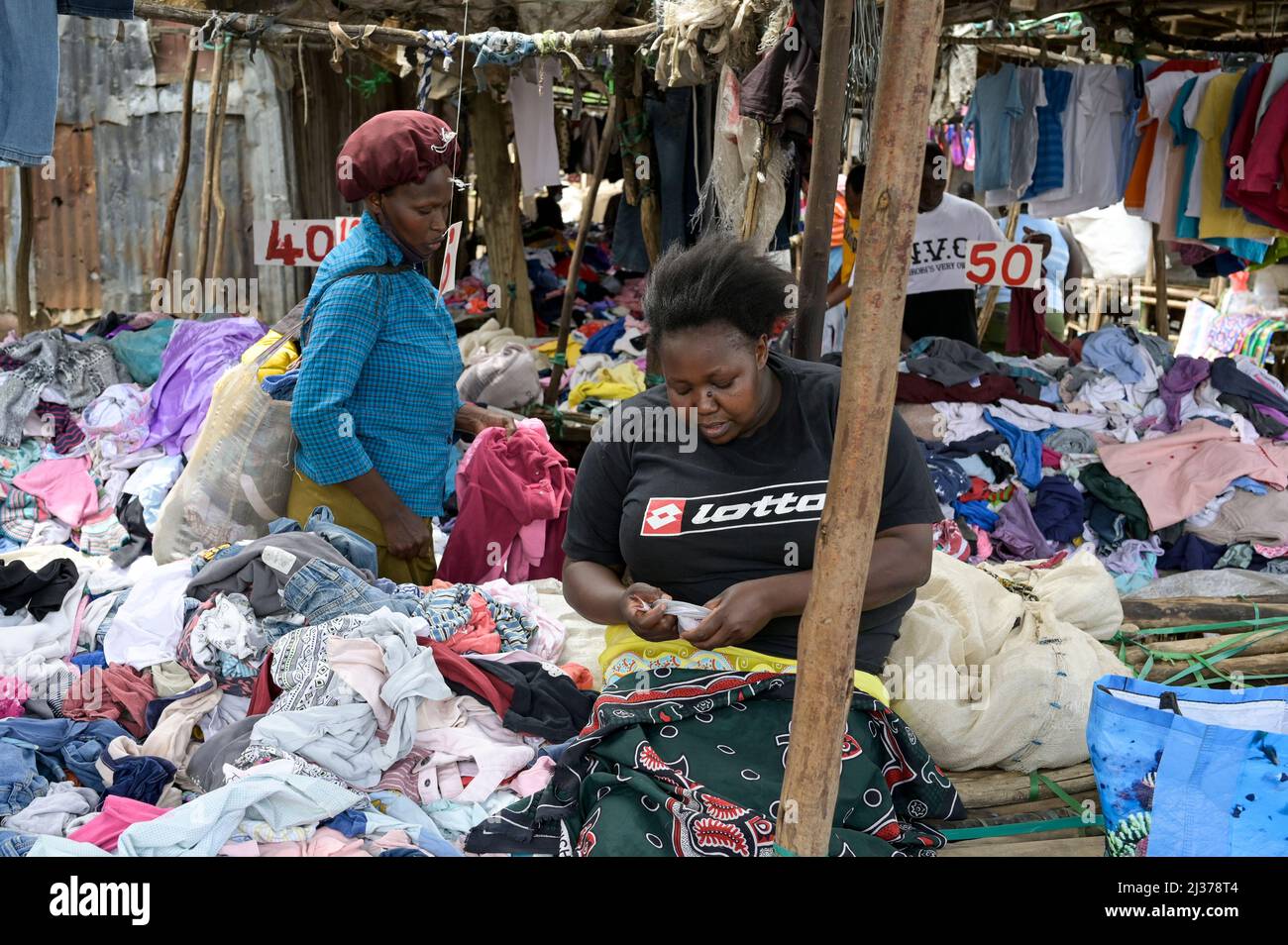 KENYA, Nairobi, Mathare Slum, sale of used textiles from Europe / KENIA, Nairobi, Stadtteil Mathare, Slum, Altkleider Verkauf, gebrauchte Textilien aus Europa Stock Photo