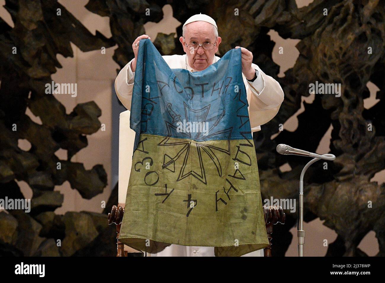 Vatican, Vatican. 06th Apr, 2022. Italy, Rome, Vatican, 2022/04/06.Pope Francis shows a flag that he said was sent to him from Bucha, Ukraine, during his weekly general audience in the Paul VI Hall, at the Vatican. Photograph by Vatican media/Catholic Press Photo RESTRICTED TO EDITORIAL USE - NO MARKETING - NO ADVERTISING CAMPAIGNS. Credit: Independent Photo Agency/Alamy Live News Stock Photo
