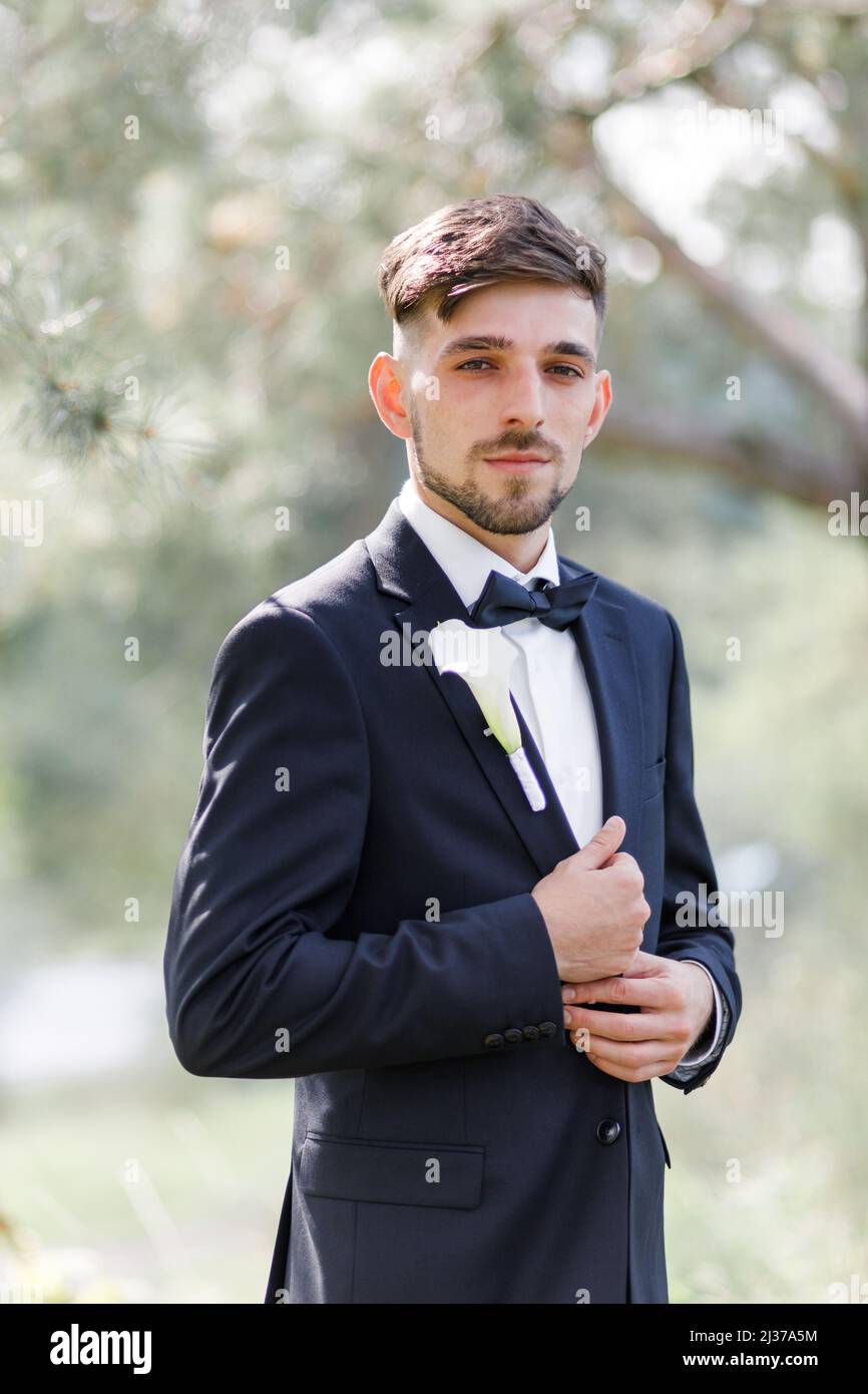 Smiling groom hi-res stock photography and images - Alamy