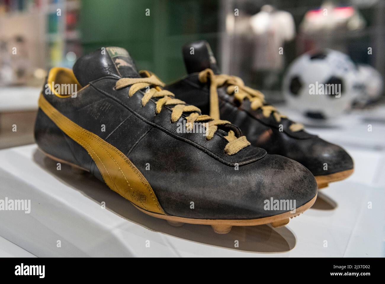 fee Onbemand Aan boord London, UK. 6 April 2022. "Puma King Pelé" pair of boots", 1972 - Pelé wore  a customised pair in the 1970 World Cup. Preview of 'Football: Designing  the Beautiful Game', a new