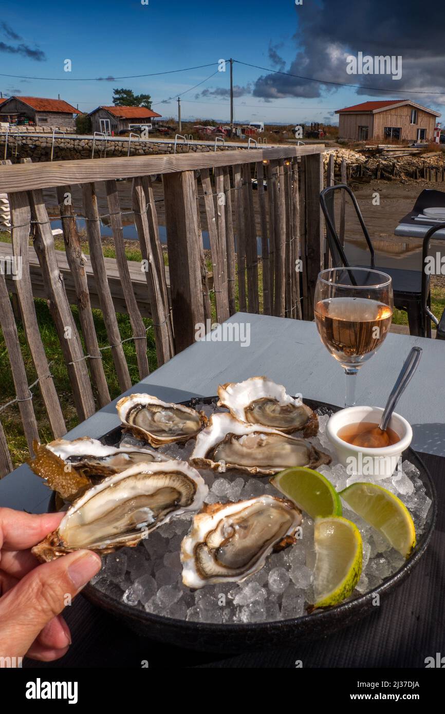 Francce=Nouvelle Aquitaine=Gironde= Oysters and Rose wine , at Porrt d Larros at Gujean maestras. Stock Photo