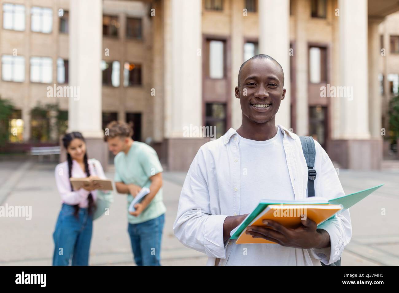 African female students outside hi-res stock photography and images - Alamy
