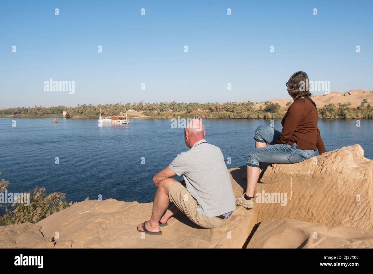 Couple observing the Nile from the Archaeological site of Gebel Silsileh where is the largest sandstone quarry of ancient Egypt: Kheny, on the west Stock Photo