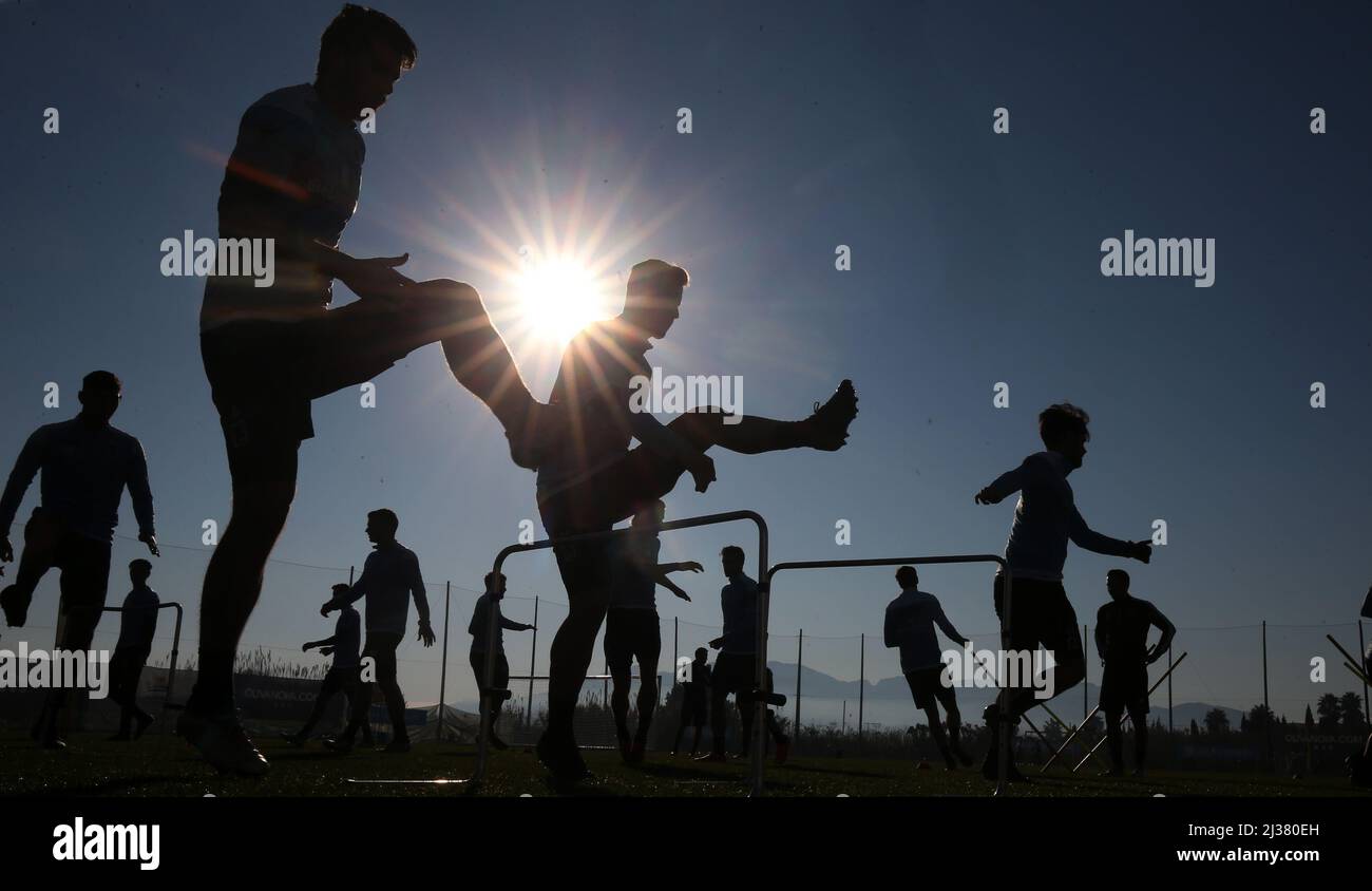 Schattenspiele unter der spanischen Sonne Fussballer unter der spanischen Sonne , Football under spanisch sun  Wintertrainingslager in Oliva / Valencia  © diebilderwelt / Alamy Stock Stock Photo