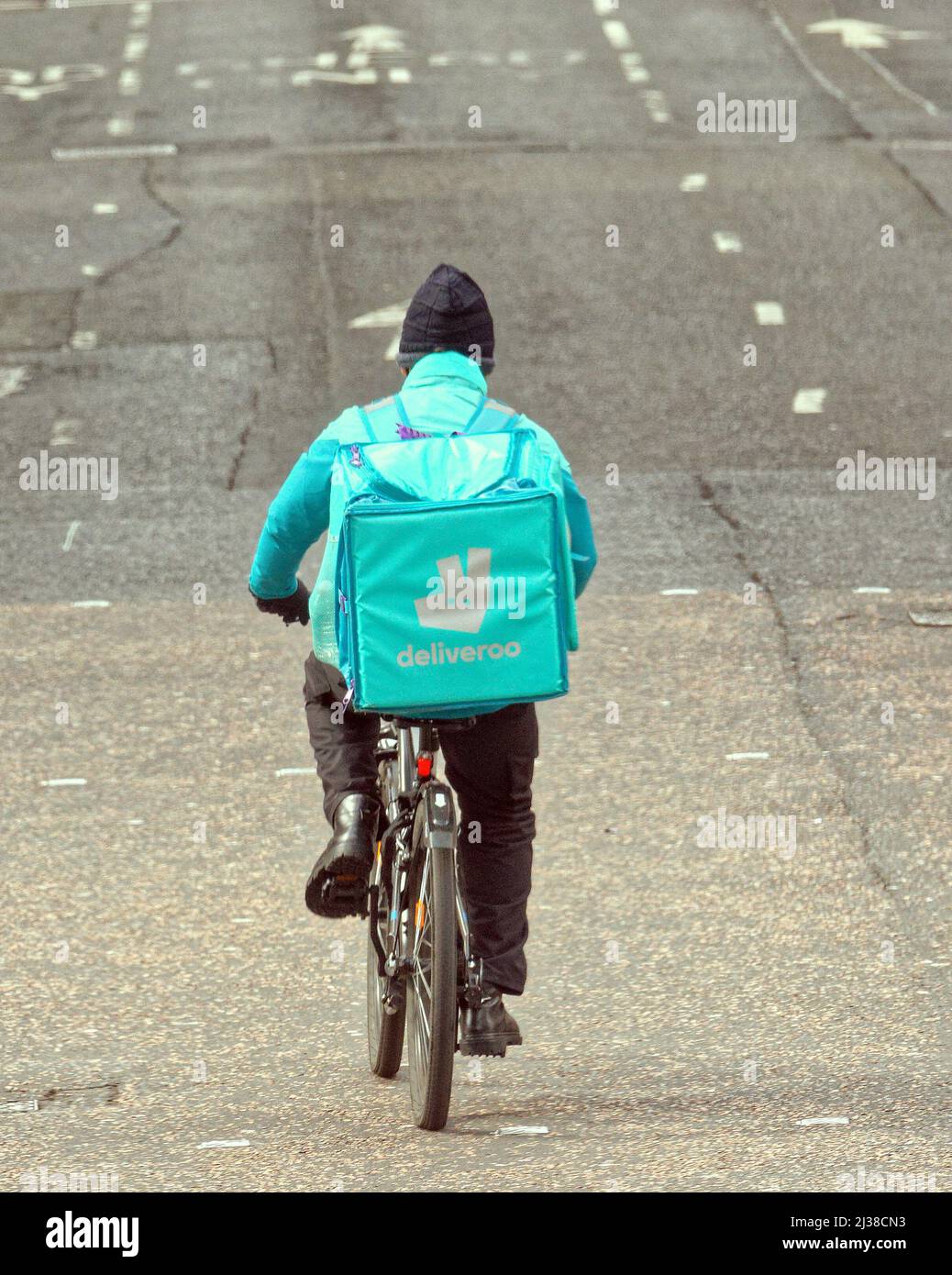 Glasgow, Scotland, UK 6th  April, 2022. UK  Weather: :  Changeable weather saw people take to the streets wary of a change in conditions. Credit Gerard Ferry/Alamy Live News Stock Photo