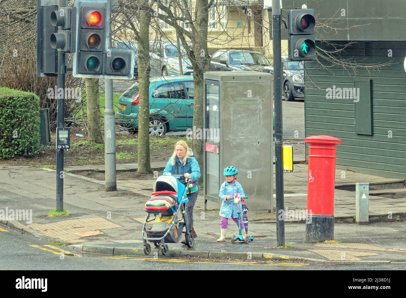 Glasgow, Scotland, UK 6th  April, 2022. UK  Weather: :  Changeable weather saw people take to the streets wary of a change in conditions. Great western road. Credit Gerard Ferry/Alamy Live News Stock Photo