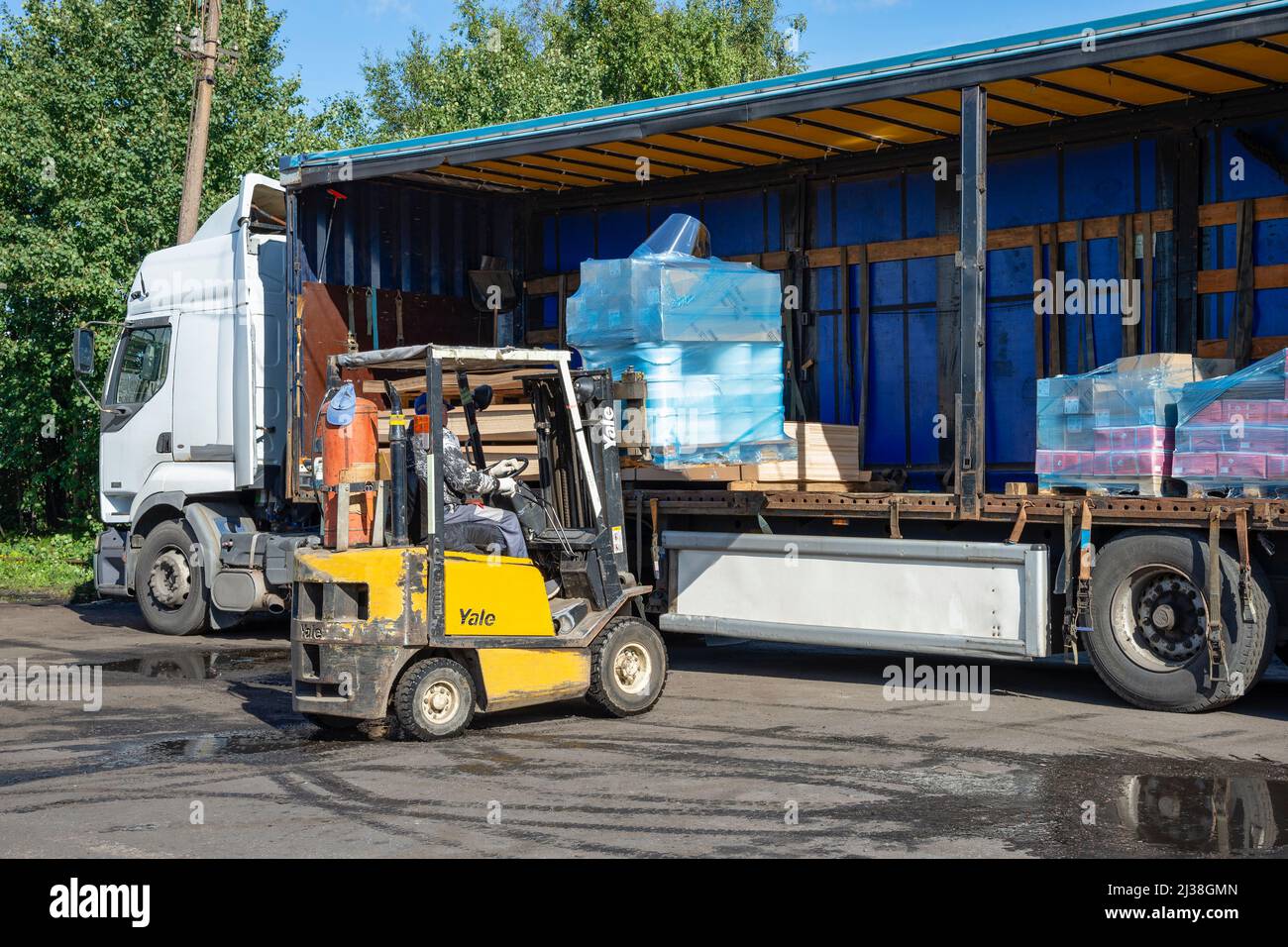 SAINT PETERSBURG, RUSSIA - SEPTEMBER 10, 2021: Loading of a truck with a semi-trailer construction goods Stock Photo