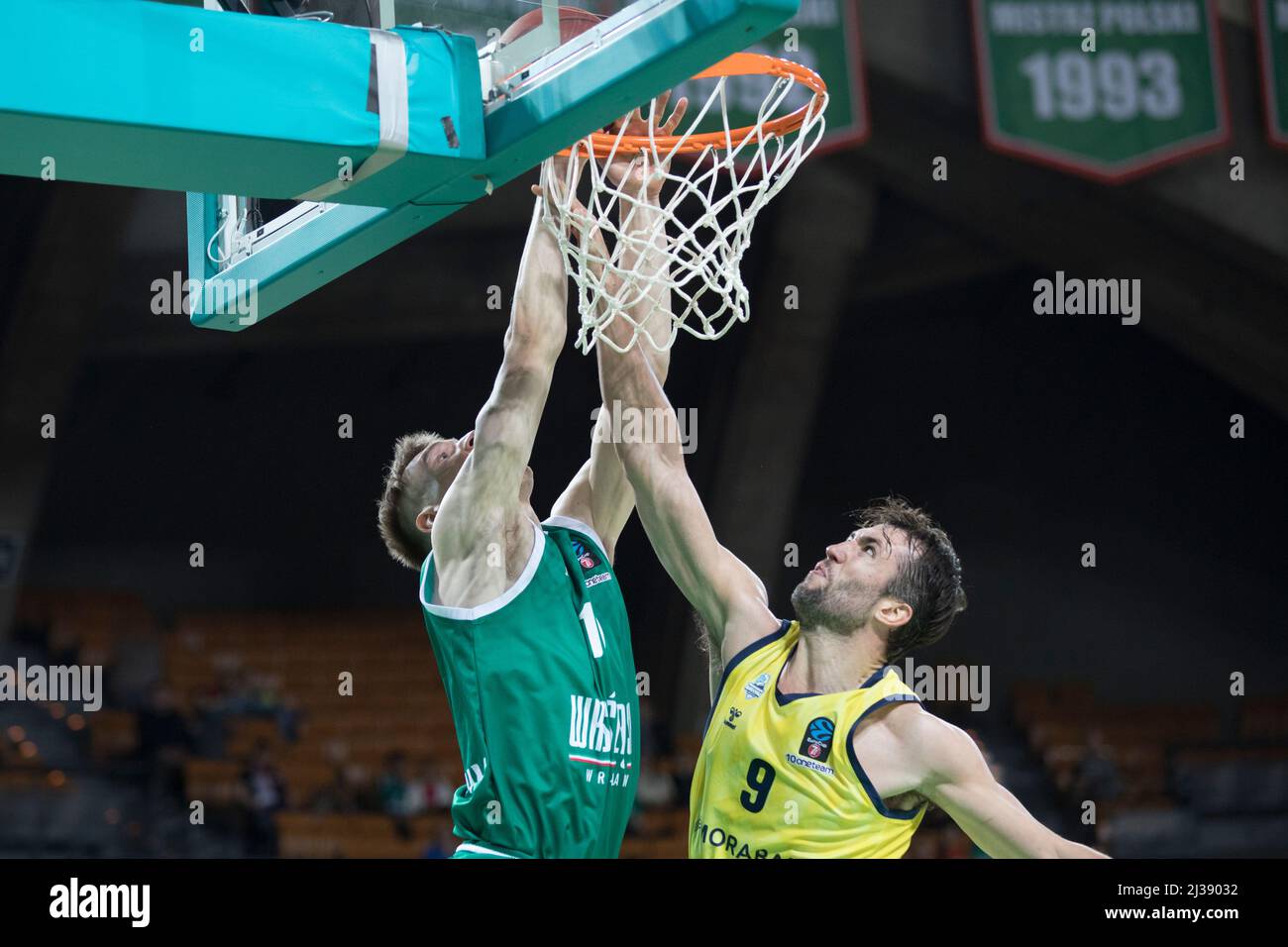 Wroclaw, Poland, April 6th, 2022. 7DAYS EuroCup: WKS Slask Wroclaw (green shirts) vs MoraBanc Andorra (yellow shirts) in Centennial Hall. Pictured: Jan Wojcik (10), Nacho Llovet (9)  © Piotr Zajac/Alamy Live News Stock Photo