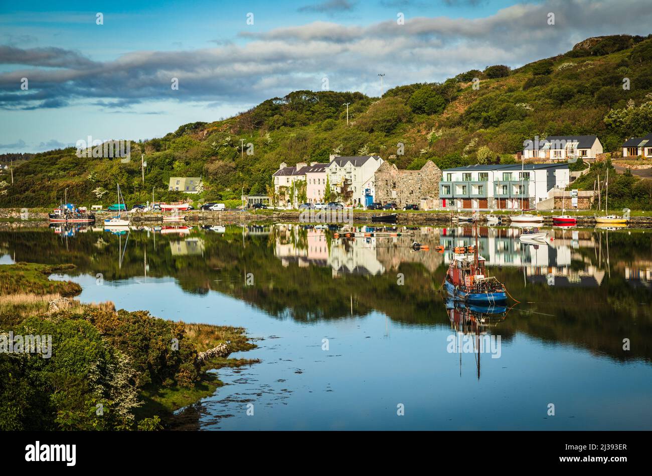 Clifden Harbour, County Galway, Ireland. Clifden (Irish: An Clochán), is located on the Owenglin River where it flows into Clifden Bay. The town was f Stock Photo