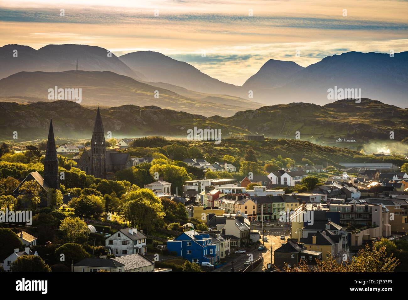 Clifden and the Twelve Bens from the John D’Arcy monument, Connemara, County Galway, Ireland. Clifden (Irish: An Clochán), is located on the Owenglin Stock Photo