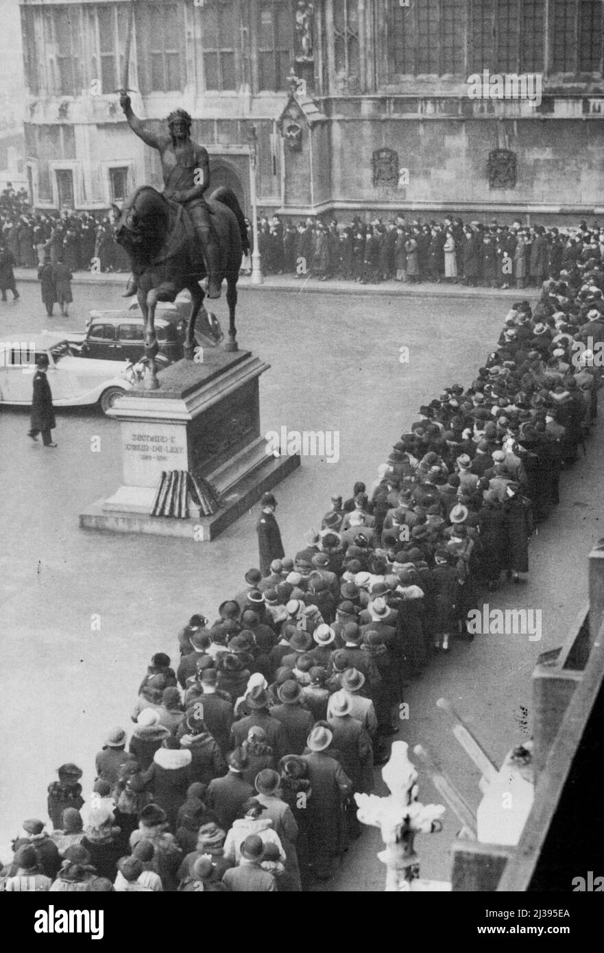 A general view of the huge ***** forming a great queue, which wanted ***** Westminster Hall to file ***** the body of the late King. February 13, 1936. (Photo by The Associated Press). Stock Photo