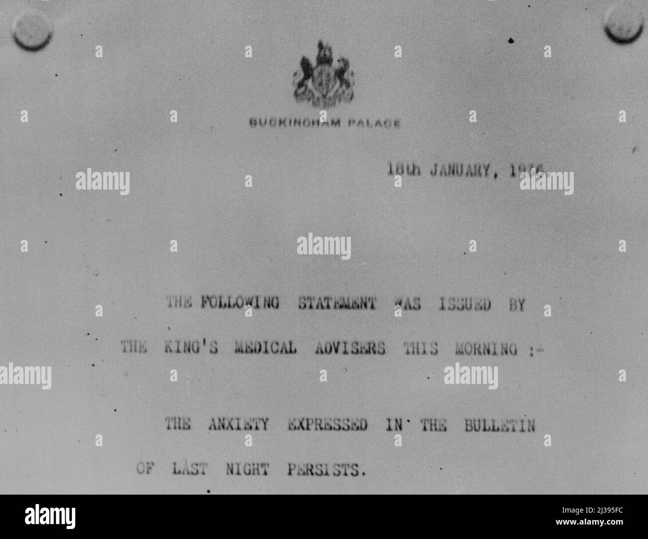 The King's Illness. First Bulletin at the Palace. Crowds gathered outside Buckingham Palace today Jan 18 to read the first Bulletin posted up on the railings shortly before O'Clock. The bulletin read 'The anxiety expressed in the bulletin of last night persists.' March 9, 1936. (Photo by The Associated Press). Stock Photo