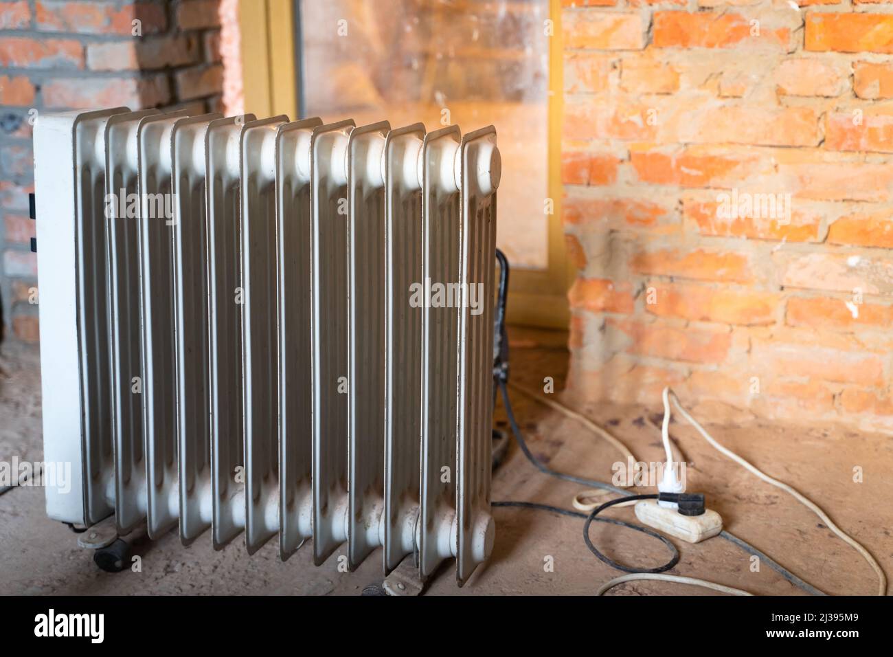 File:Wall-fixed kerosene heater.jpg - Wikimedia Commons