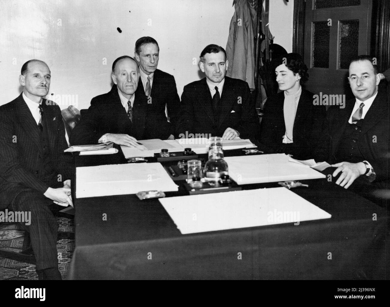 Civil Air Guard -- The firsts meeting of the newly appointed commissioners of the civila air guard at Ariel House, Kingsway W.C. 2. Capt. H.H. Balfour under secretary for state for Air was present. Sitting down in conference. ((L-R) R. Murray, Lord Londonderrry (Chief Commissioner) Air Commodore J.A. Chamier (Organising Secretary) Capt. Balfour, Mrs. F.G. Miles and Maj. Alan Goodfellow. August 29, 1938. (Photo by Sports & General Press Agency Limited). Stock Photo