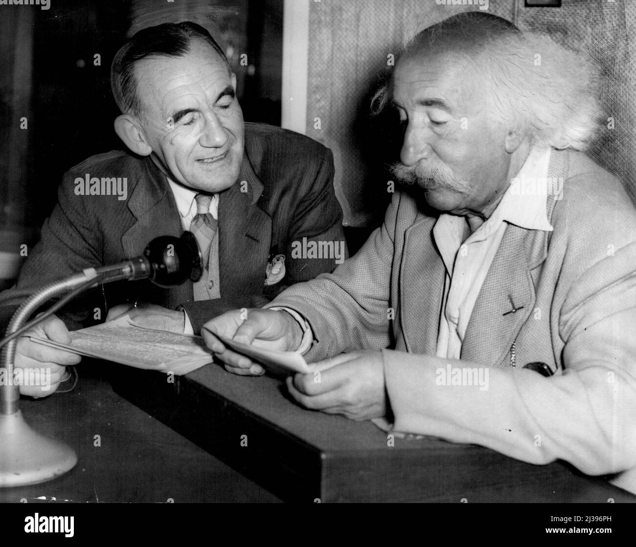 Mr. J. Louis Orton is interviewed at the ABC by Frank Legge for the Saturday programme 'Week end Magazine'. August 17, 1955. (Photo by Wright/Fairfax Media). Stock Photo