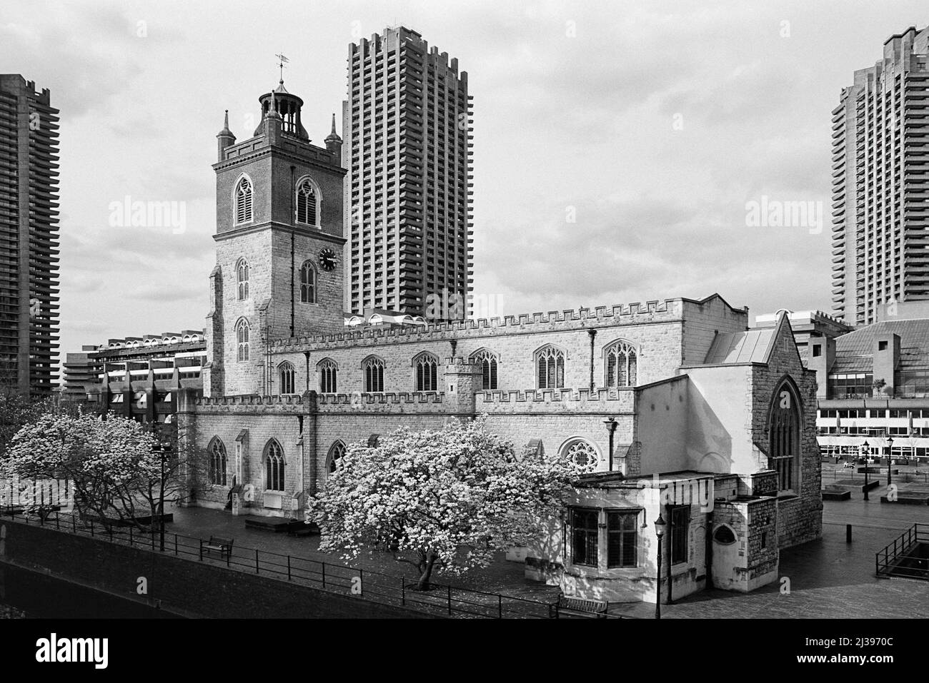 The historic St Giles-without-Cripplegate church in the Barbican, City of London, with tower blocks in the background Stock Photo