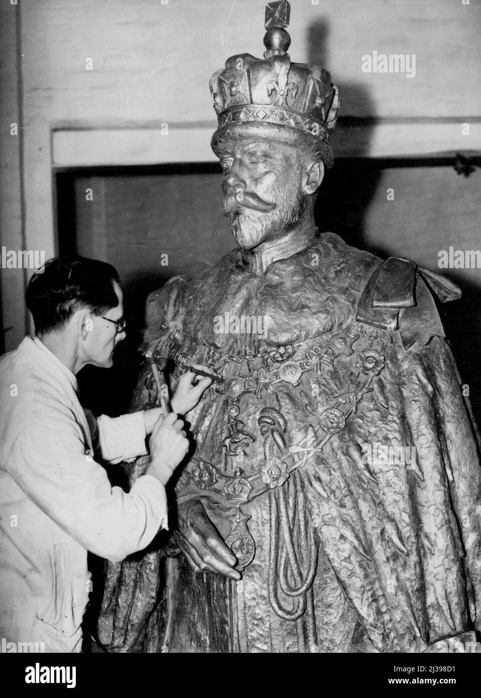Bengal's Memorial to our Late King. A close-up of the life-like statue, being prepared for its trip to India, at a Thames Ditton foundry today. Mr. William MacMillan, R.A., has just completed a huge 10ft 6ins high state of King George V, which on Friday will be dispatched to India. It will be placed opposite the Outram Ghat, In Calcutta- which has been called the city of statues- as Bengal's memorial to our late King. The finished memorial will include a large pedestal rising 25 feet above the roadway, and three fountains. November 16, 1938. (Photo by Fox). Stock Photo